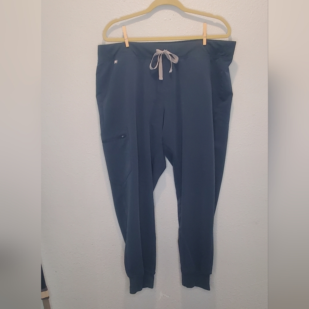 Figs Women's Navy color scrub set